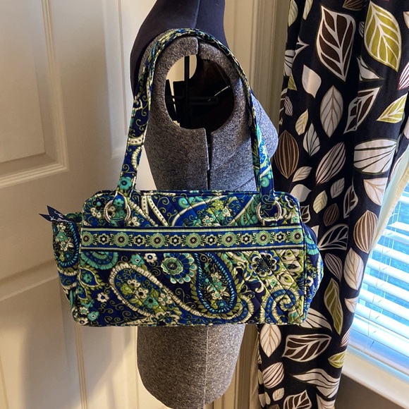 Vera Bradley Rhythm and Blues zippered shoulder bag with lots of organization - Picture 2 of 5